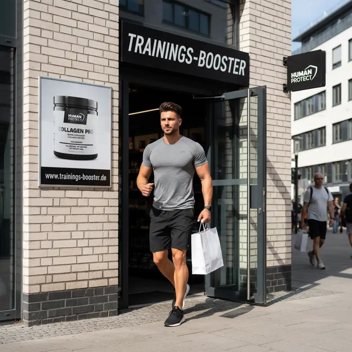 Muskulöser Mann mit Einkaufstüte vor einem Sportnahrungsmittelladen mit Collagen Pro Werbung.