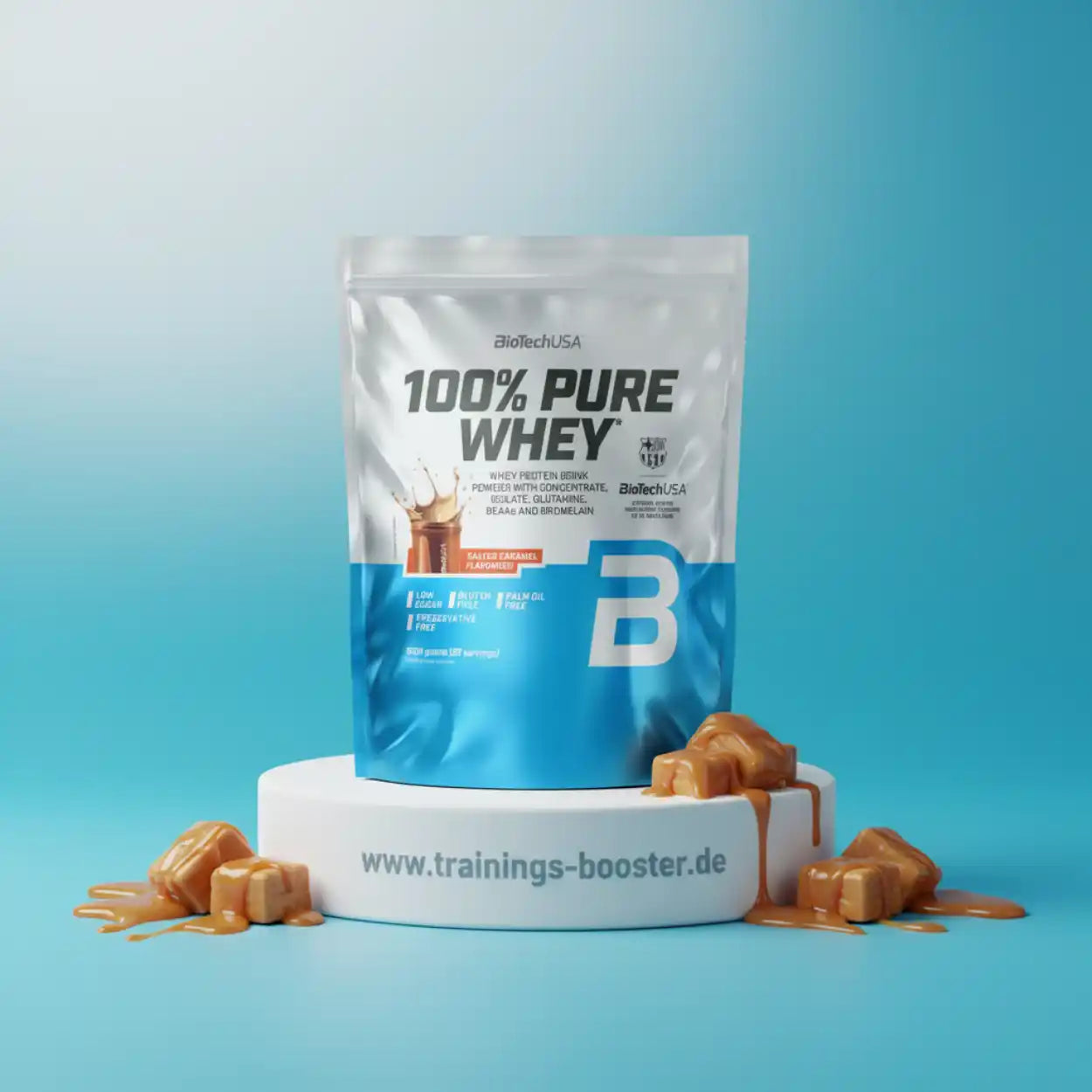 BioTechUSA 100% Pure Whey Protein mit Salz-Karamell-Geschmack auf Podest mit Karamellstücken