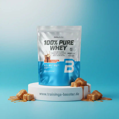 BioTechUSA 100% Pure Whey Protein mit Salz-Karamell-Geschmack auf Podest mit Karamellstücken