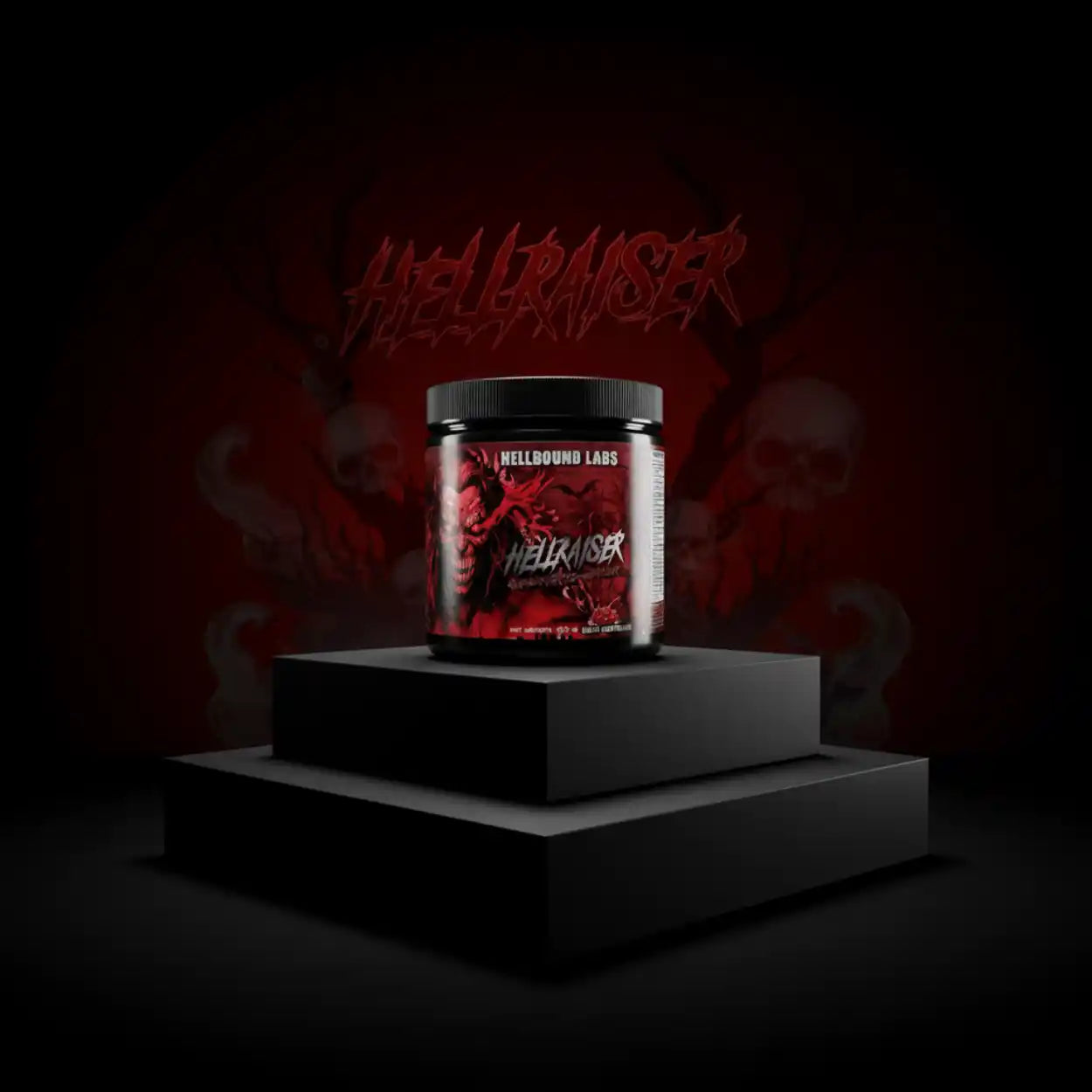 Hellraiser Pre-Workout Pulver Dose von Hellbound Labs, rot-schwarzes Design auf Podest, düsterer Hintergrund mit Totenköpfen