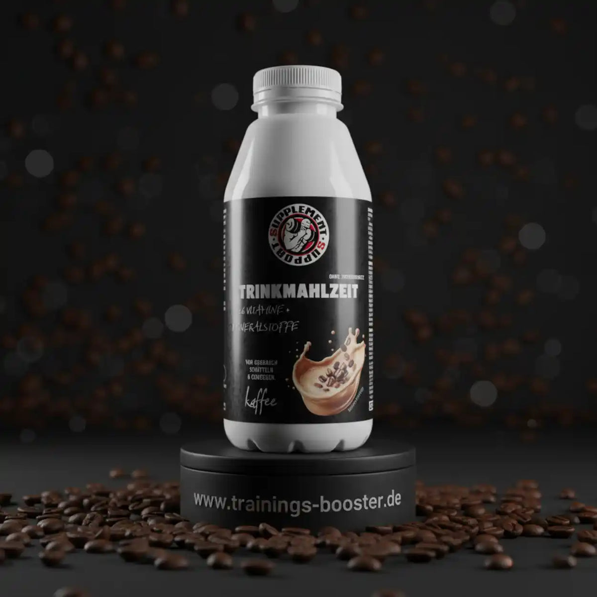 Weiße Trinkmahlzeit-Flasche mit Kaffeegeschmack auf einem Podest umgeben von Kaffeebohnen.