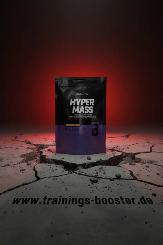 BioTech USA Hyper Mass Protein Gainer Powder mit Kohlenhydraten und BCAA auf zerbrochenem Boden