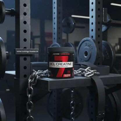 HCL Creatine Nahrungsergänzungsmittel im Fitnessstudio mit Gewichten und Ketten