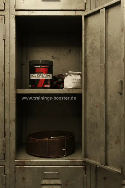 HCL Creatine und Trainingszubehör im Metallschrank für Fitness und Sportnahrung