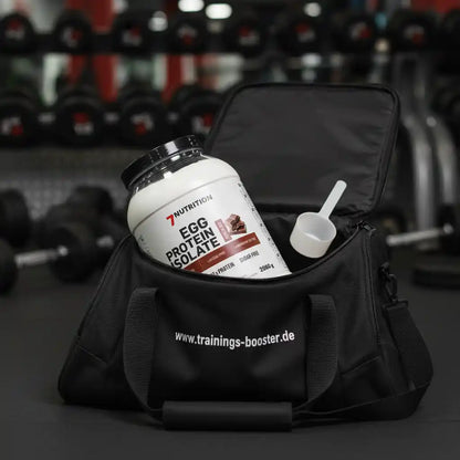 Eiweißpulver in Sporttasche im Fitnessstudio – Protein für Training & Muskelaufbau