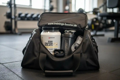 Fitness-Tasche mit Eiweißpulver, Shaker und Trainingszubehör im Gym – ideal für Sportler und Fitness-Enthusiasten