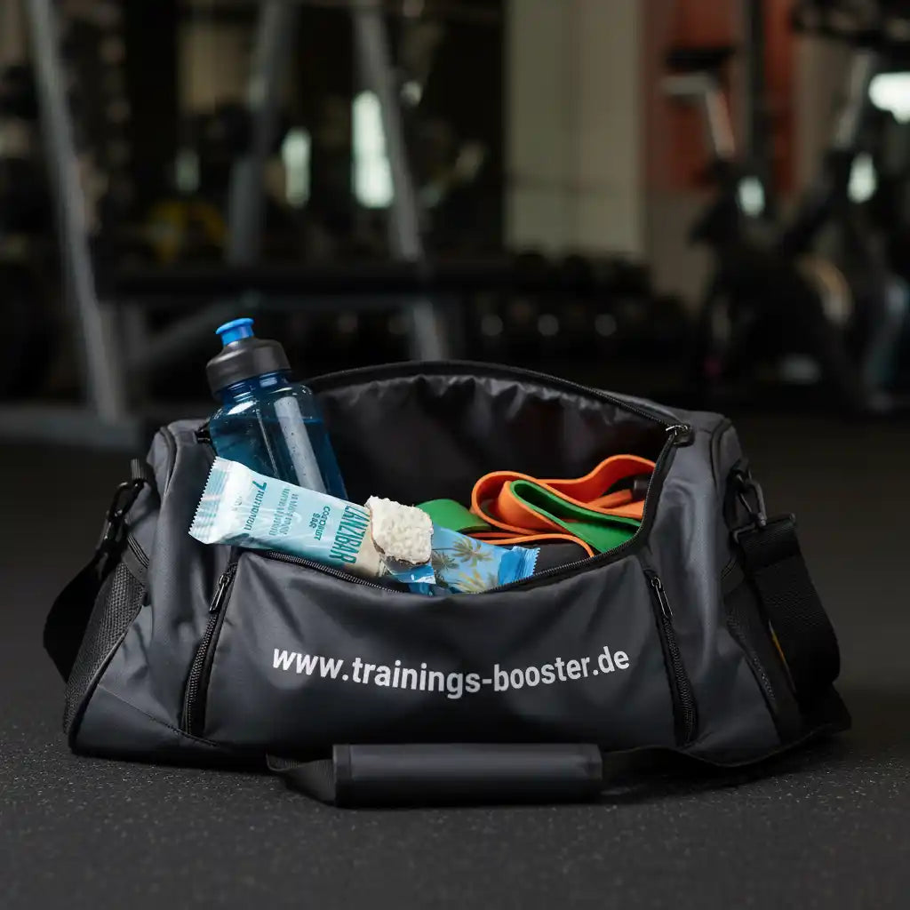 Fitness-Tasche mit Sportnahrung, Wasserflasche und Trainingsbändern im Gym