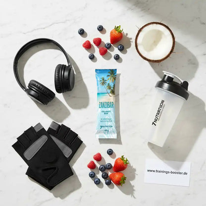Zanzibar Coconut Bar, Fitness-Accessoires und frische Beeren auf Marmorhintergrund