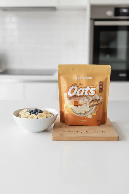 7Nutrition Instant Oats Banoffee mit Bananen und Blaubeeren in moderner Küche – ideal für Sportler und Fitness-Enthusiasten