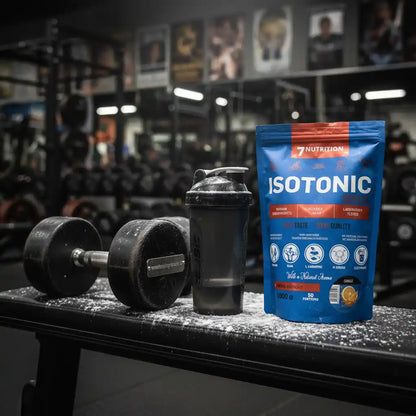 Isotonisches Gold Eiweißpulver, Shaker und Hanteln im Fitnessstudio – ideal für Sportler und Training