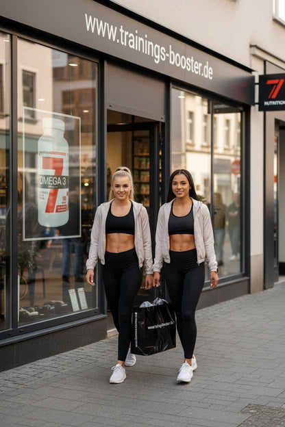 Zwei Frauen in Sportbekleidung vor einem Nahrungsergänzungsgeschäft mit Omega-3-Produkt im Schaufenster
