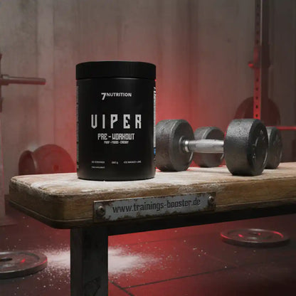 7Nutrition Viper Pre-Workout Booster auf Holzbank mit Hanteln im Fitnessstudio