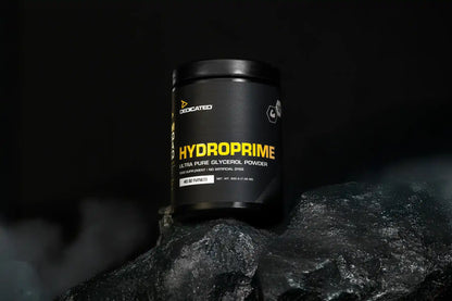HydroPrime Glycerol Pulver Nahrungsergänzungsmittel Dose auf dunklem Felsen, Fitness Supplement