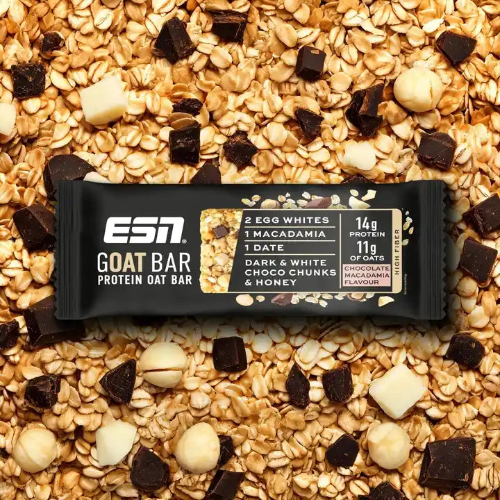 ESN Protein GOAT Oat Bar in Schokolade-Macadamia auf einem Bett aus Haferflocken und Schokolade
