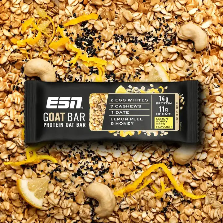 ESN Protein GOAT Oat Bar auf einem Hintergrund aus Haferflocken, Cashews und Zitronenschale.