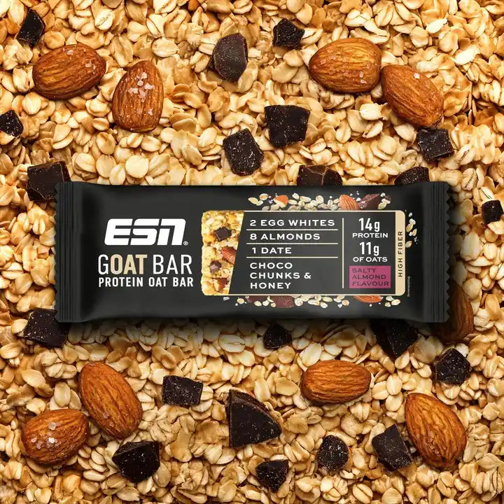 ESN Protein GOAT Oat Bar auf einem Bett aus Haferflocken, Mandeln und Schokostückchen