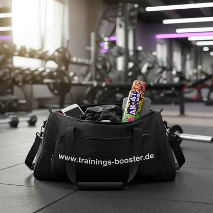 Schwarze Sporttasche mit AK-47 Shot und Trainingszubehör im Fitnessstudio