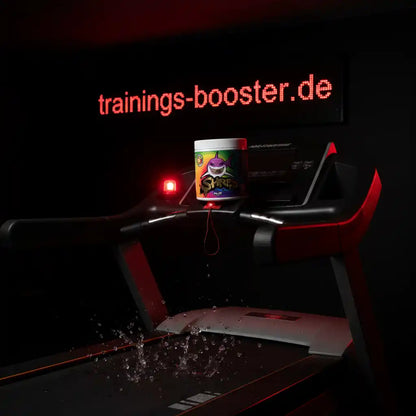 SHRED Fatburner auf Laufband mit trainings-booster.de Hintergrundbeleuchtung