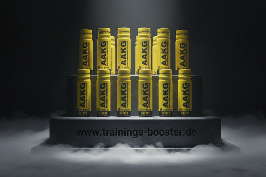 AAKG Shots für Sport und Training, 80 ml Flaschen auf dunklem Podest mit Nebel