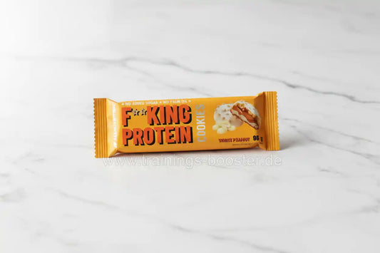 F*King Protein Cookies White Peanut, proteinreicher Snack ohne Zuckerzusatz auf Marmor