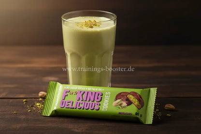 Pistazien-Proteinriegel mit grünem Smoothie, ideal für Sportler und Fitness-Enthusiasten