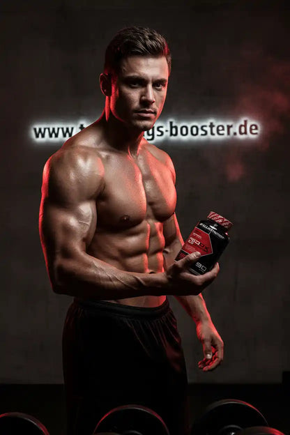 Muskulöser Mann mit Nahrungsergänzungsmittel-Booster für Fitness und Training