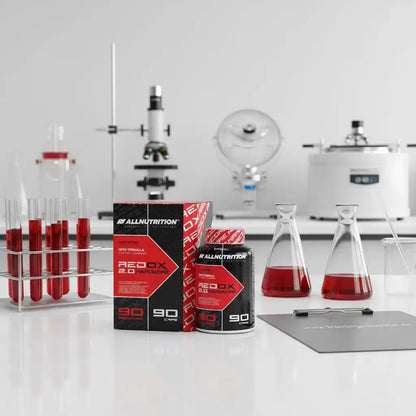 AllNutrition Redox 2.0 Hardcore Booster in Laborumgebung mit Röhrchen und Flaschen