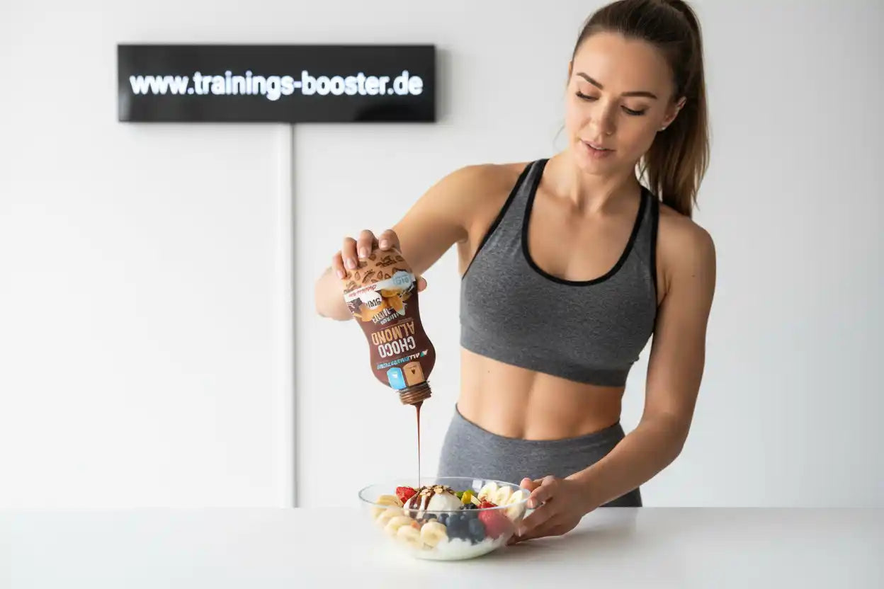 Frau gießt Schokoladen-Sauce über Obstsalat mit Protein-Snack, ideal für Sport und Fitness