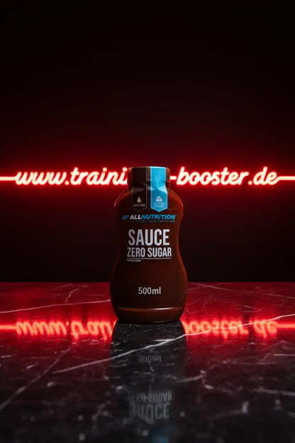 Zero Sugar Sauce 500ml von AllNutrition vor rotem Neonlicht