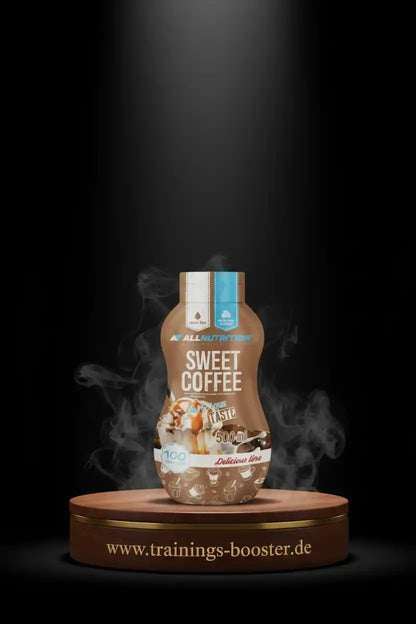 Sweet Coffee von AllNutrition – 500ml leckere Sportnahrung mit Dampf auf Holzpodest