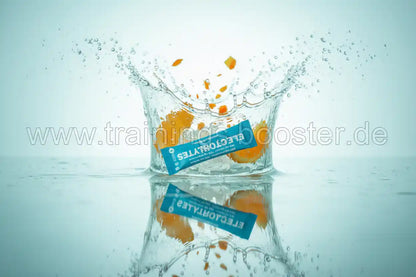 Elektrolyt-Booster in Wasser mit Orangensplittern, ideal für Sport und Training