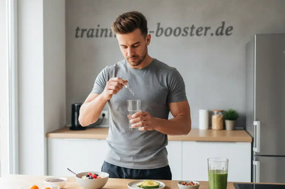 Muskulöser Mann gibt Nahrungsergänzungsmittel mit Pipette in Wasser, gesunde Ernährung mit Smoothie und Obst