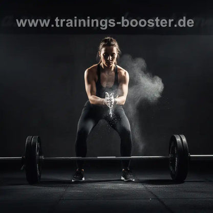 Frau mit Hantel im Fitnessstudio, bereit für Krafttraining und Muskelaufbau