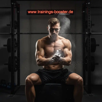 Muskulöser Athlet mit Magnesiumcarbonat in Fitnessstudio, bereit für Training mit Booster & Sportnahrung