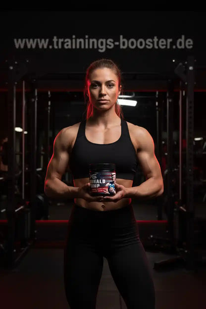 Muskulöse Frau im Fitnessstudio mit Booster-Produkt, ideal für Training und Muskelaufbau