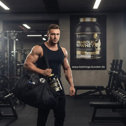 Muskulöser Mann mit Sporttasche und Anabolic Isowhey Protein in einem Fitnessstudio