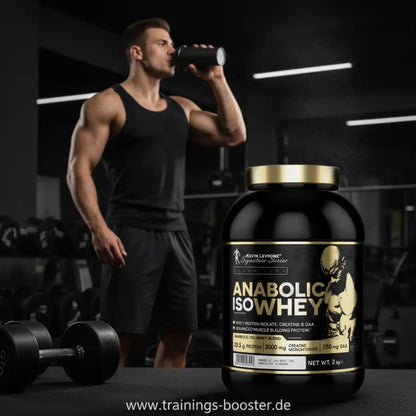 Muskulöser Mann trinkt Proteinshake neben einer Dose Kevin Levrone Anabolic IsoWhey im Fitnessstudio.