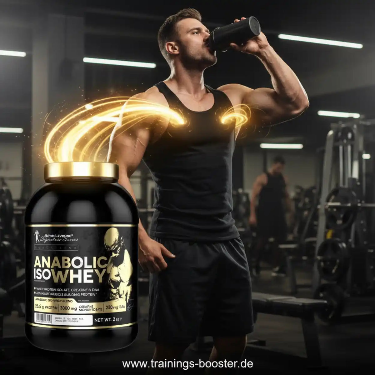 Muskulöser Mann trinkt Proteinshake im Fitnessstudio mit Anabolic Isowhey Nahrungsergänzung