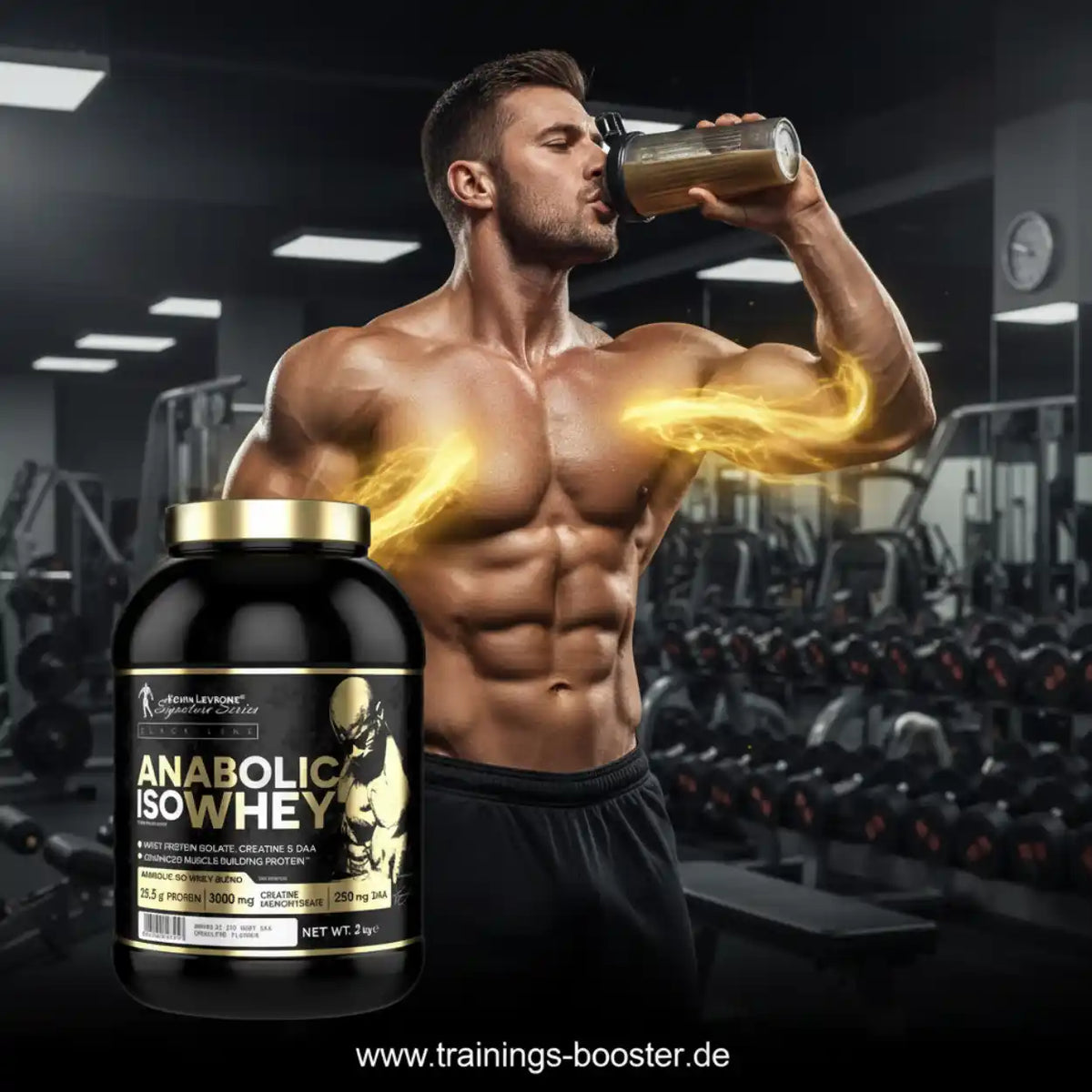 Muskulöser Mann trinkt Proteinshake neben einer Dose Anabolic Iso Whey im Fitnessstudio.