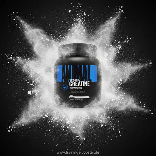 100% reines Creatin-Monohydrat Pulver in schwarzer Dose mit blauer Beschriftung, umgeben von weißem Pulver auf schwarzem Hintergrund