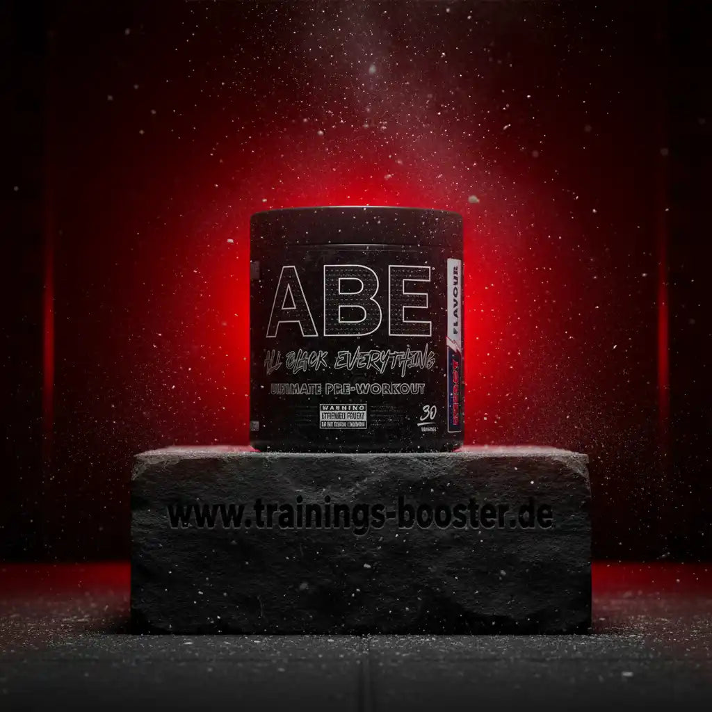 ABE All Black Everything Ultimate Pre-Workout Booster für intensives Training, 30 Portionen, auf Steinsockel mit rotem Hintergrund