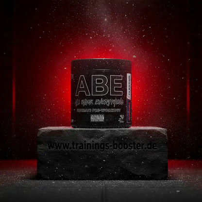 ABE All Black Everything Ultimate Pre-Workout Booster für intensives Training, 30 Portionen, auf Steinsockel mit rotem Hintergrund