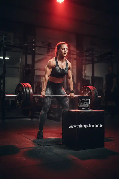 Frau beim Gewichtheben mit Barbell im Fitnessstudio, neben Nahrungsergänzungsmittel