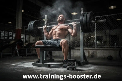 Muskulöser Mann beim Bankdrücken mit Gewichten im Fitnessstudio