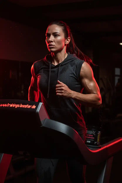 Frau trainiert auf Laufband mit Sportnahrung, Fitness-Booster für intensives Training