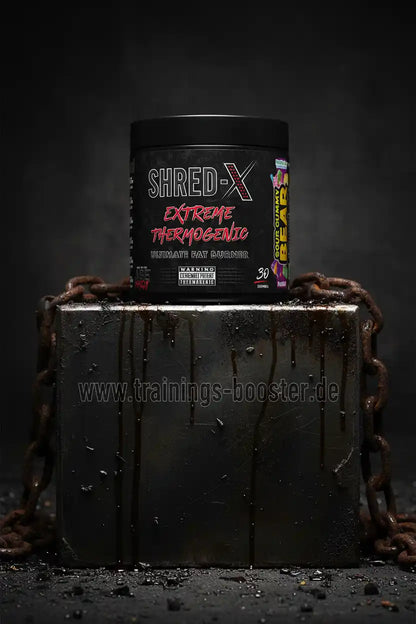 SHRED-X Extreme Thermogenic Fatburner Dose auf Metallblock mit Kette, Sour Gummy Bear Geschmack
