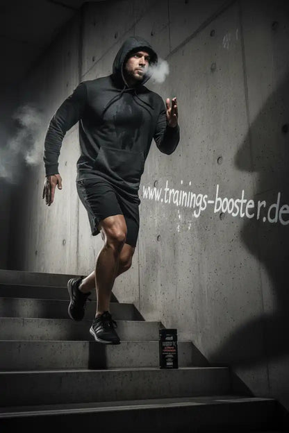 Mann im Trainingsoutfit steigt Treppen hoch, neben Fatburner-Dose, ideal für Sport & Fitness Booster