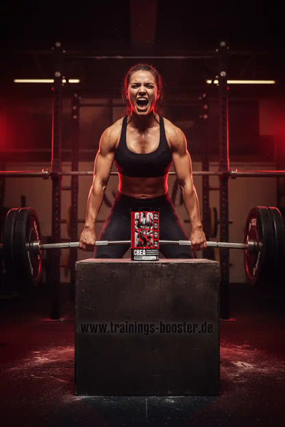 Muskulöse Frau mit Kreatin-Booster beim Gewichtheben im Fitnessstudio