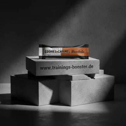Cookies & Caramel Protein Bar von Barebells auf Betonblöcken, ideal für Sport und Fitness