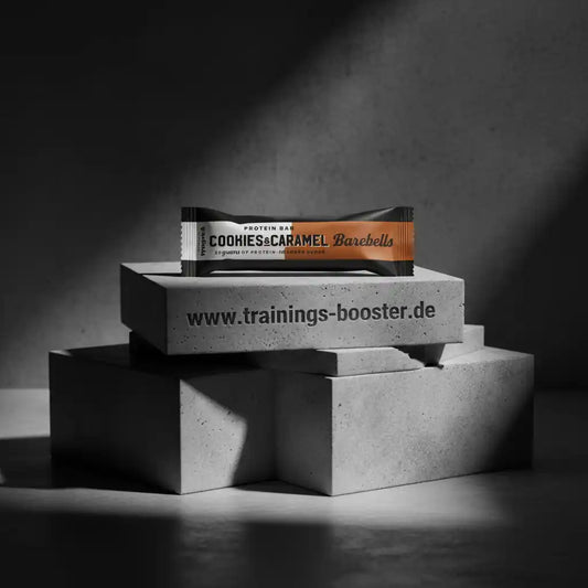 Cookies & Caramel Protein Bar von Barebells auf Betonblöcken, ideal für Sport und Fitness
